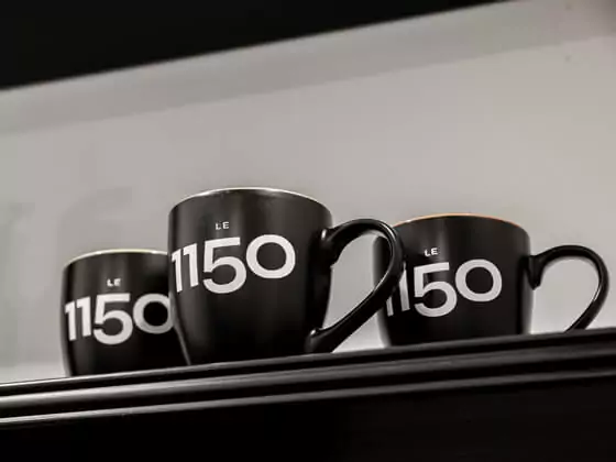 Tasses noires avec le logo en blanc du 1150